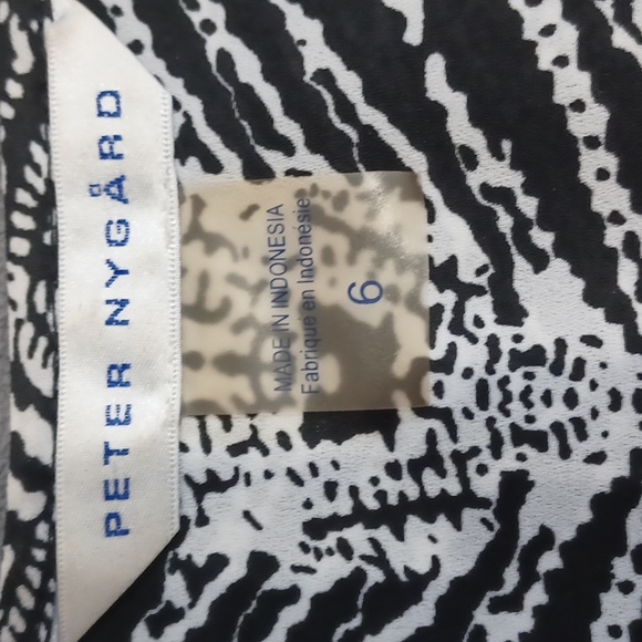 PETER NYGARD black & white cold-shoulder blouse. Button close. Size 6. NWT - Picture 15 of 16